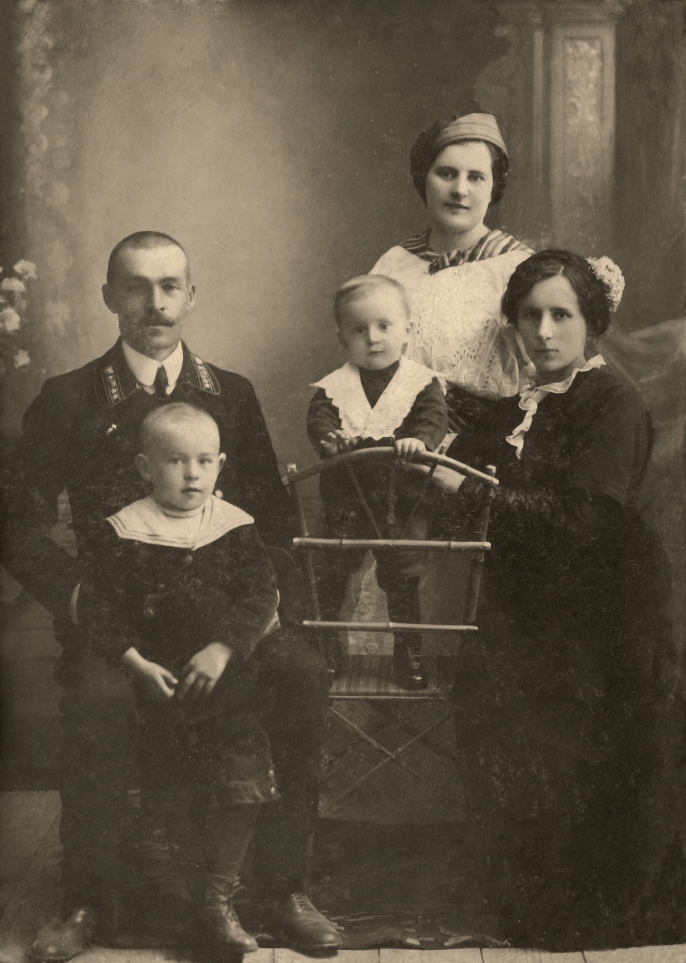 Rodzina Karpowiczów ze służaca. Białokrynica 1914